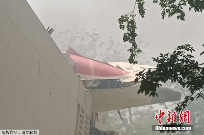 当地时间6月12日，印度航空一架计划从艾哈迈达巴德机场起飞前往英国的客机，当日在古吉拉特邦艾哈迈达巴德机场附近坠毁。据报道，“机上载有约242人，其中包括10名机组人员。”图为客机失事现场。